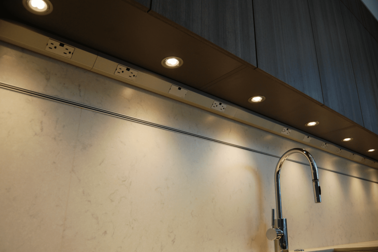 Подсветка на кухне под шкафами на алюминиевая рейки