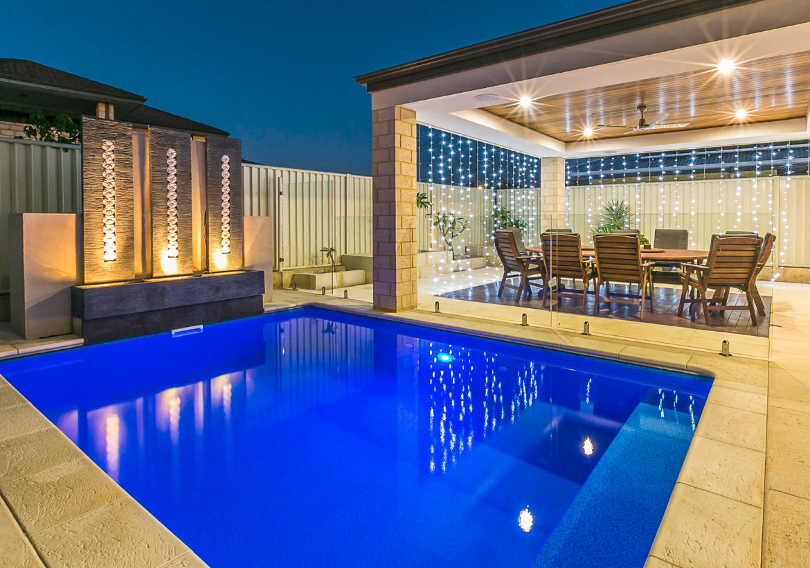 Swimming pool ideas for small backyards