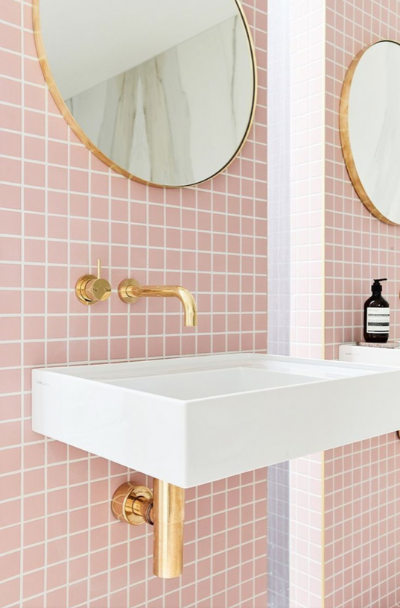 how to decorate a pink tile bathroom