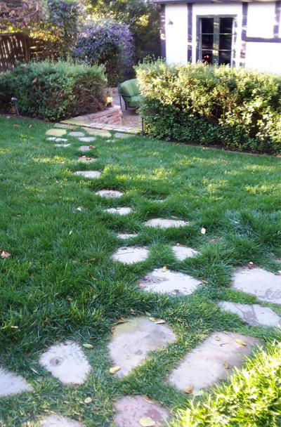 31 Flagstone Walkway Design Ideas, How To Make A Flagstone Patio With Grass