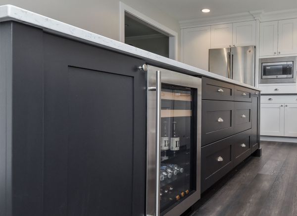 23 Classy Projects With Dark Kitchen Cabinets