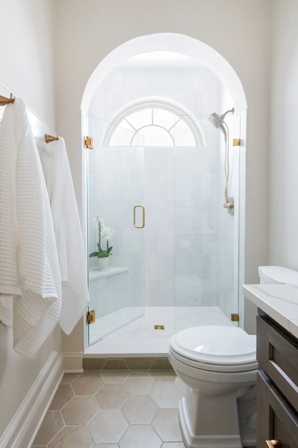 Clean and Elegant Guest Bathroom